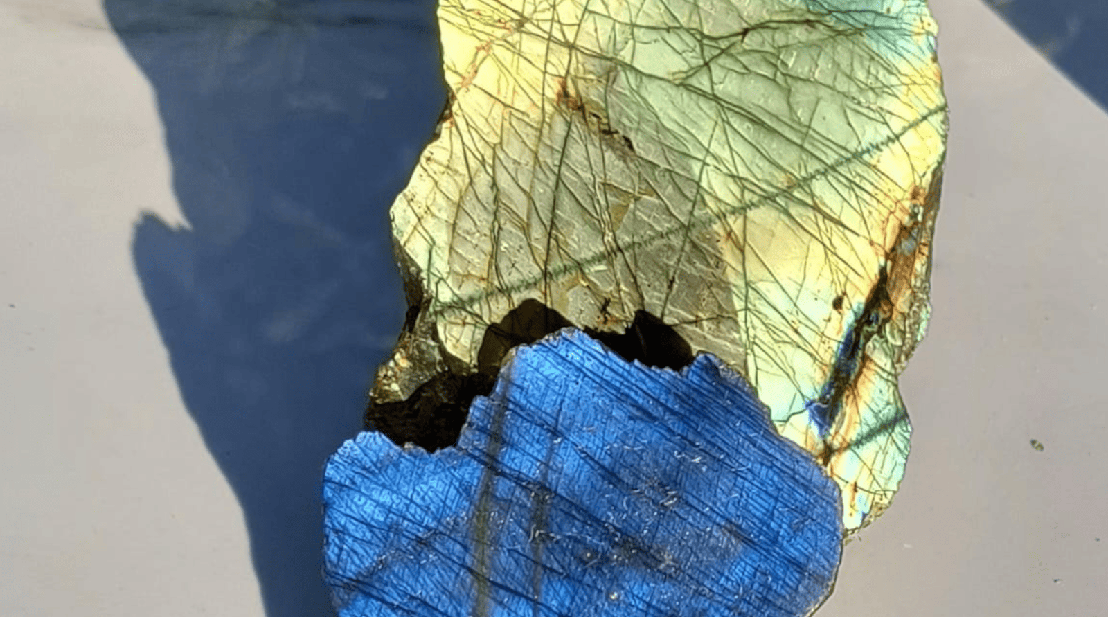 Read more about the article Labradorite: a protective stone with mystical reflections